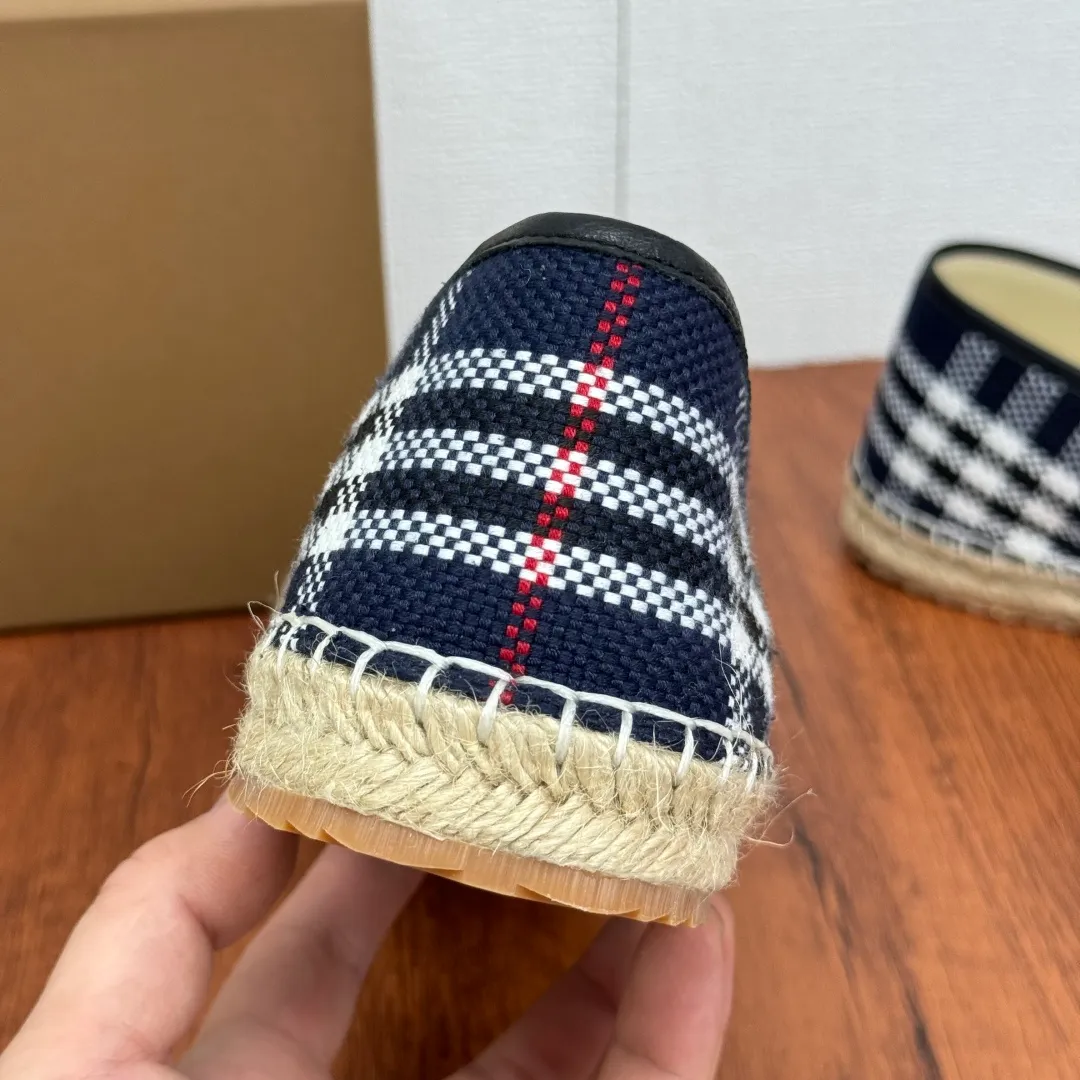 Batch 600 Burberry/Burberry new summer men's embroidered straw fisherman shoes, cool slip-on straw shoes! Encounter British fashion with Burberry espadrilles, a perfect blend of classic and fashionable. The unique printing on the upper is a manifestation of the brand's style. Every color and every pattern tells the story of England. Straw soles bring a natural texture, comfortable and chic. Whether you are strolling in the city streets or heading to the beach for vacation, it can add elegance and charm to you, easily become the center of attention, and start your own fashion journey. Classic knitted canvas upper, with thin calfskin lining suitable for summer, straw lining, genuine leather patch at the bottom of the heel, hemming technology, and Mark stitching details! Anti-slip rubber bottom layer, integrated injection molding of large LOGO letters and badges, multiple colors and styles to choose from, complete package! Size: 39-40-41-42-43-44 Normal size Item number: 2025-5 Knitted blue